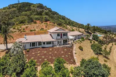 Image de Serene Luxury Getaway w\/ Pool & Breathtaking Views