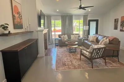 Image de Mid-Century Modern in the San Clemente Historic District. Pets Welcome!