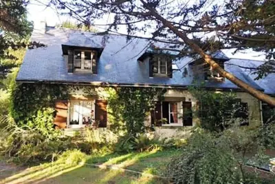 Image de Maison familiale avec jardin et piscine