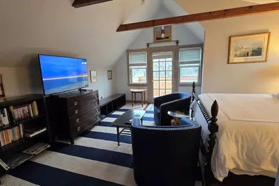 Image de Spacious, private, modern. Near Town, on bike path, w/ parking! Five stars!