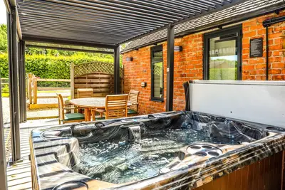 Image de Tranquil Retreat with Private Hot Tub - Wharf Annex\n