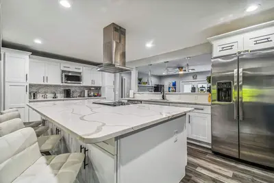 Image de Luxury Modern spacious 5Bedroom\/3Bathroom, Theater room a game room and pool.