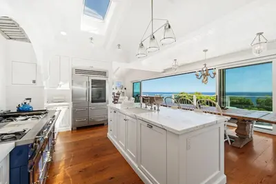 Image de Bluff House - Gated w/ Ocean View Deck & Beach Access