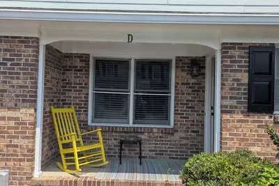 Image de Beautifully Updated! 2br Pet Friendly Apartment, Walk To The Beach!