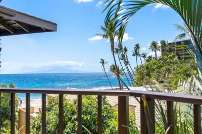 Image de Renovated beachfront with gorgeous ocean views! Luxurious and family friendly!