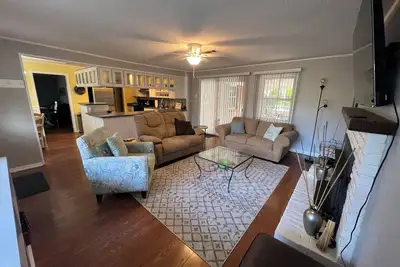 Image de Charming home near 1-10, WiFi, deck, close to everything, yard, pets, 65” Tv.