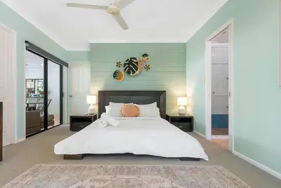 Image de Family home with pool 2 mins to beach & playground