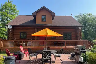 Image de Tranquil  Manitoulin Cabin is peaceful and private, surrounded by forest.