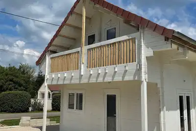 Image de Maison 6-8 Personnes Avec Jeux et Jaccuzi Gonflable - Nahleo Chalet