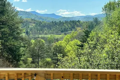 Image de Vintage Cabin with Enchanted Backyard & Mountain Views, just 15 min from Asheville