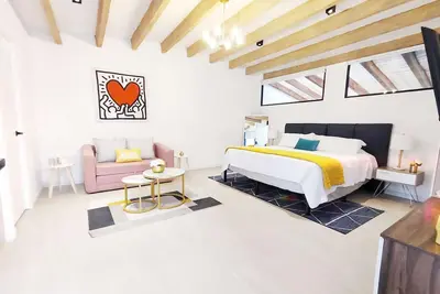 Image de Urban Elegance: Spacious Loft with King Bed.