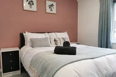 Image de Spacious House with Free Parking and Fully Equipped Kitchen