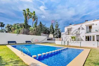 Image de Spacieuse maison de ville de trois chambres avec piscine commune