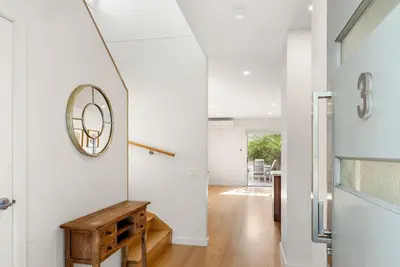 Image de Unit 3 Broughton town house 20 meters to the beach! !