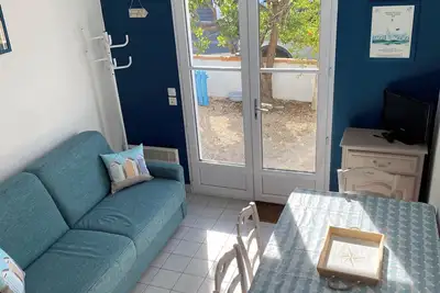Image de Petite Maison Bord de mer Dans un Cottage Près du Port, commerce et Restaurants
