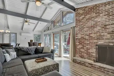 Image de A cozy woodland getaway in the beautiful Pocono Pines!