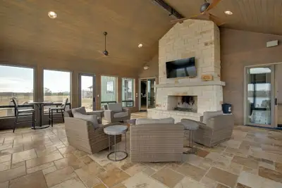 Image de Sprawling Kaufman Home w/ On-Site Lake & Fire Pit