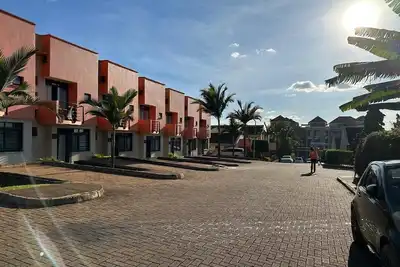 Image de Duplex located in the Kensington estate perfect for your stay. Family friendly!