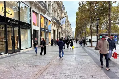 Image de A Leuisure Walk To The Iconic Champs Elysees!