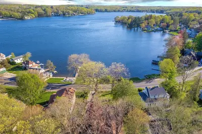 Image de Stunning Lakeside Retreat