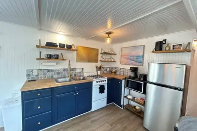 Image de Charming Tiny Home Retreat- 1br/ 1 Ba-deck/private patio- heated pool