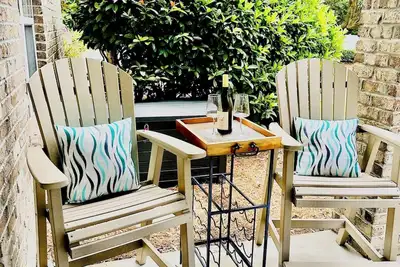 Image de Pool And Pickleball! Perfectly located 1st floor condo, close to everything
