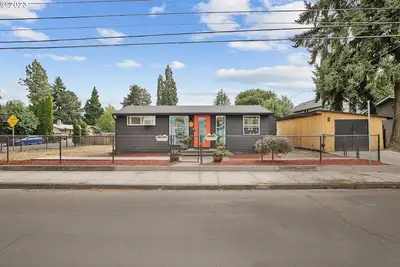 Image de Come and explore the Pnw! Quiet & comfy, 1gb web, near and central location.