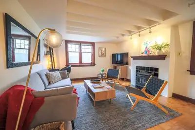 Image de Chic Lower-Level Heritage Suite in Inner-City Calgary