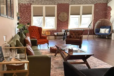 Image de Guest Favorite! Spacious Loft Overlooking Nc Transportation Museum