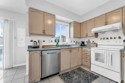 Image de Comfortable 4-Bedroom Retreat with Charming Patio