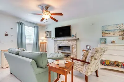 Image de Cozy Goose Creek Escape w/ Patio & Grill