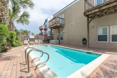 Image de Dom's Beach Retreat (2-Bedroom Home) with Pool by RedAwning