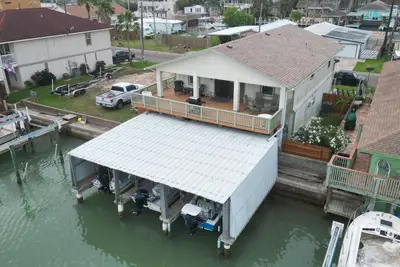 Image de Fish Crazy House (3-Bedroom Condo) by RedAwning