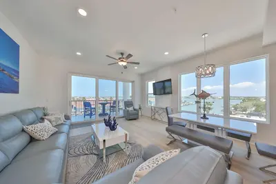 Image de Luxury Penthouse at New Building: 360 Rooftop Deck, Pool/Spa, Pets, Sleeps 8