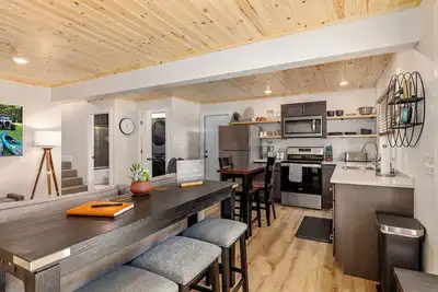 Image de Base Camp | Lookout Lodge #2