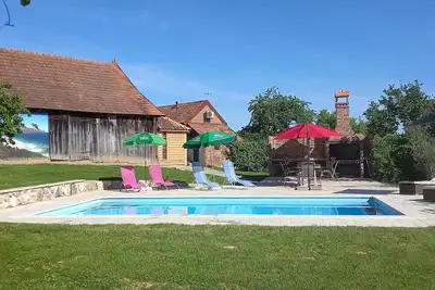 Image de peaceful, private, modernized farmhouse, courtyard, pool with vineyard valley views