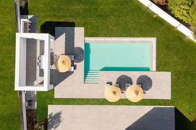 Image de Welcome to Villa Marina, a serene retreat just a 4-minute walk from the picturesque Glistra Beach.