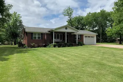 Image de Family home about a mile from Shiloh Park. Pet friendly with a fenced-in yard!