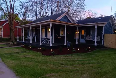 Image de Newly remodeled in a great walkable location with patio and outdoor bar!