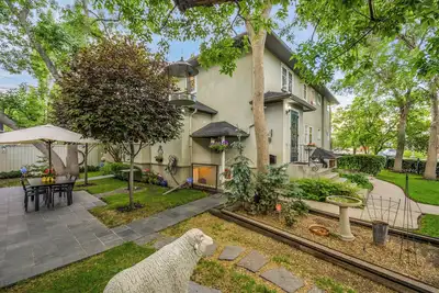 Image de Entire Cliff Bungalow Heritage Property | 7 Beds, Garden Oasis, 4 Parking Spaces