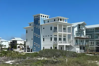 Image de The Lighthouse: Gulf-Front, Pets Ok! Spacious, Private Boardwalk, Pool, Theater