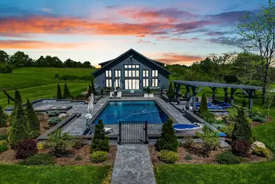 Image de 11 bdrm Estate on 170 private acres! Pool! Pond! Hot Tub!