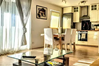 Image de Full Apt, 2 BedRm, 2 bathRm. by Icm, 15/20 min to CityCenter/Oktoberfest, Parking