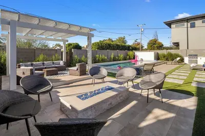 Image de Stunning Old Town Home with Heated Pool- 5 Minute walk to Old Town