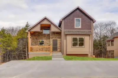 Image de Pine Cone Lodge-Private Hot Tub, Pool Table, 2 Pools & Splash Pad, Pet Friendly!