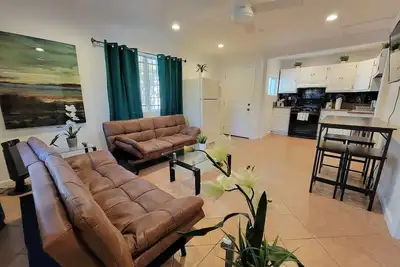 Image de Beverlywood 2 bedroom guesthouse. 5 minutes to Rodeo Drive!