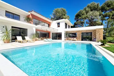 Image de Villa Luxe Manaa Giens, 1 min Plage Pesquiers, 12 pers, 6 ch\/5sdb, Salle de jeux