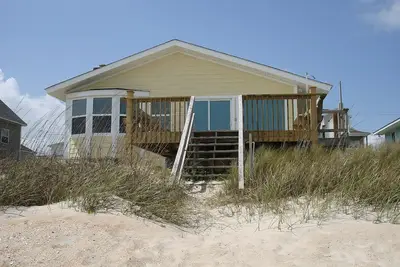 Image de Cozy oceanfront beach house, only a few minutes from downtown & pet friendly