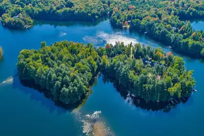 Image de Private Northwoods island with over 2100 feet of frontage. Dog-friendly!