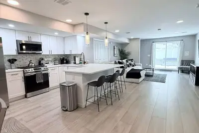 Image de New luxurious 3 Br 2. 5ba Duplex W/Backyard